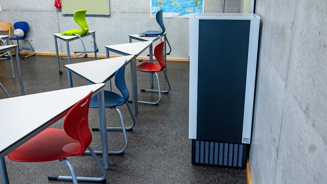 Ein Luftfiltergerät steht in einem Klassenzimmer.