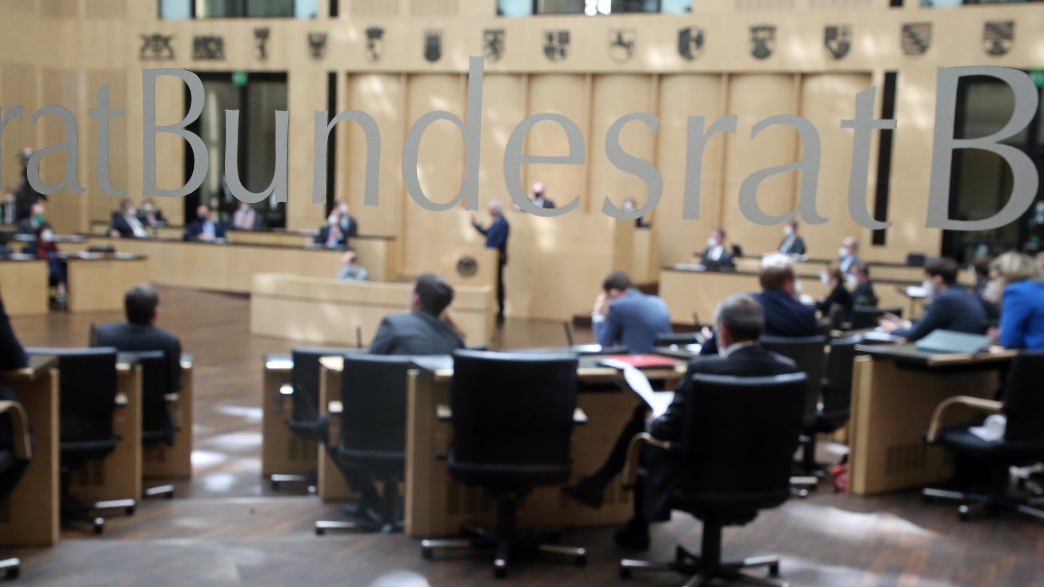 Der Bundesrat befasst sich in einer Sondersitzung mit dem neuen Infektionsschutzgesetz.