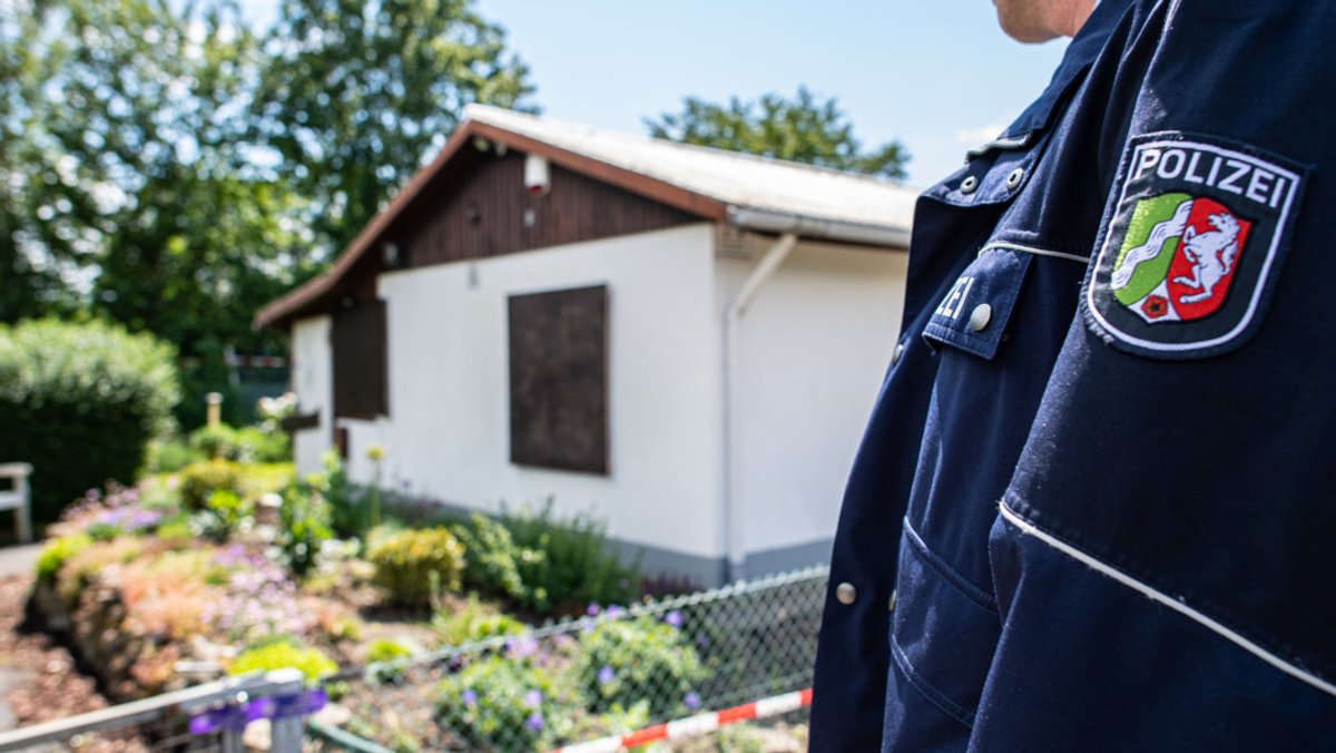 Münster: Polizeibeamter vor der Gartenlaube, die als mutmaßlicher Tatort gilt.