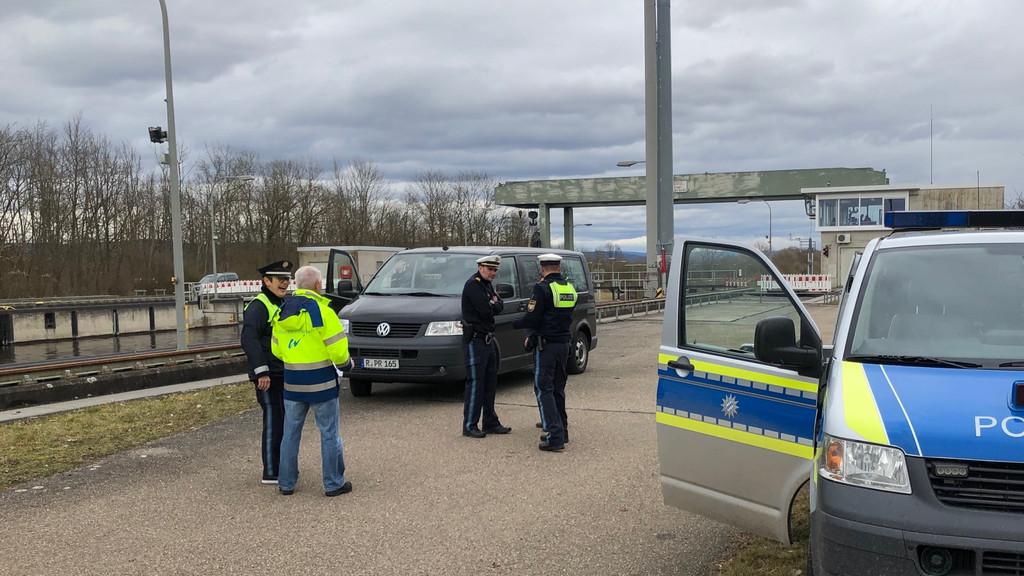 Polizei an der Schleuse Geisling | Bild: BR/Sebastian Grosser Polizei an der Schleuse Geisling
