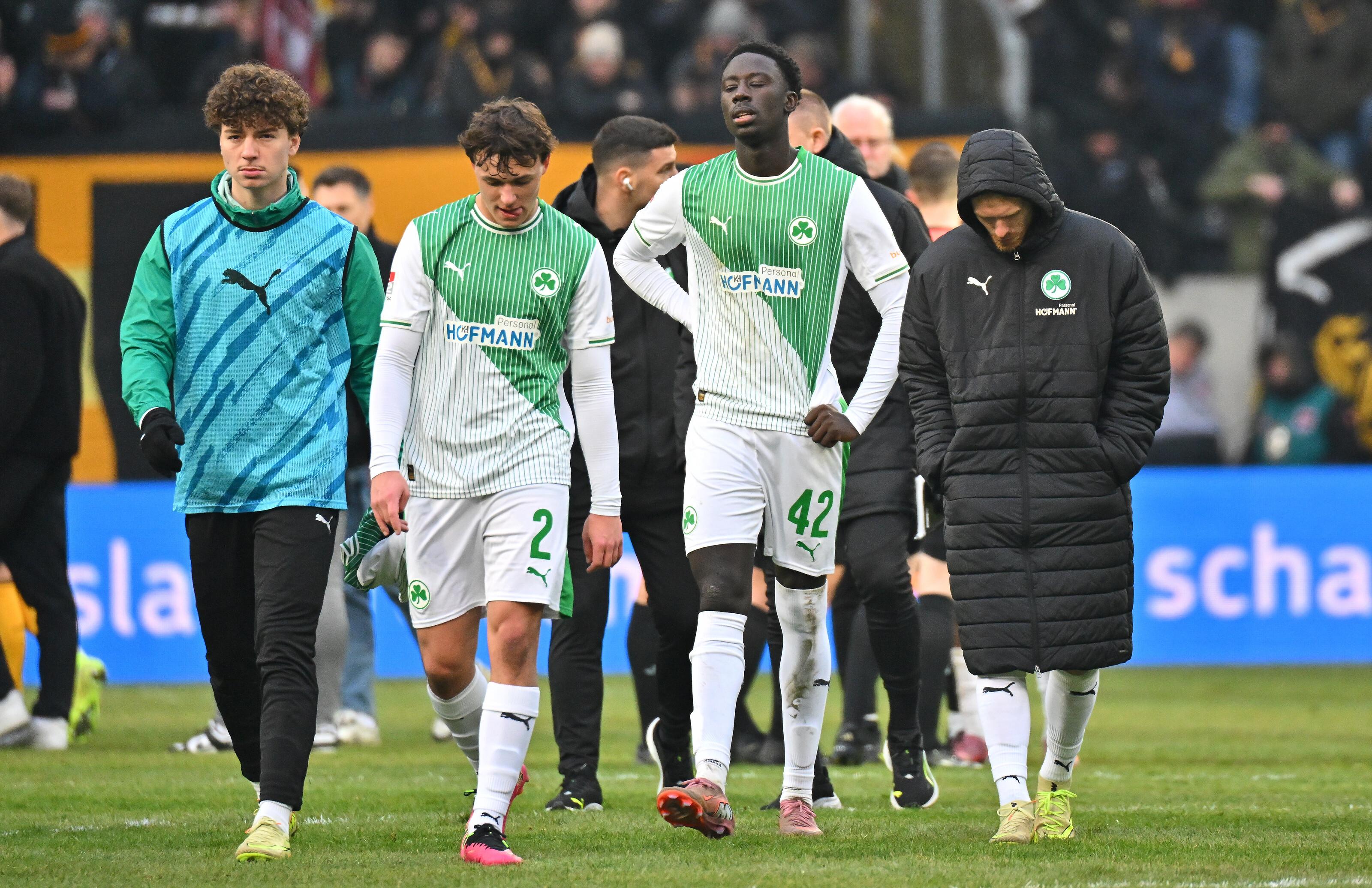 Enttäuschte Fürther nach der Niederlage