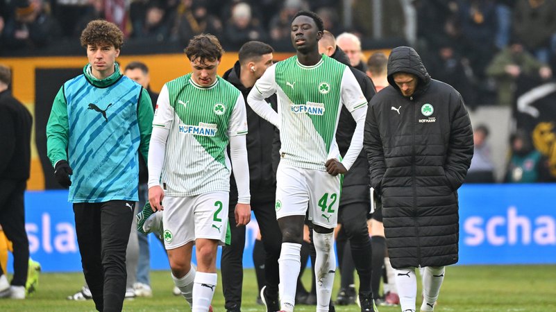 Enttäuschte Fürther nach der Niederlage | Bild: picture alliance / Sportfoto Zink / Melanie Zink Enttäuschte Fürther nach der Niederlage