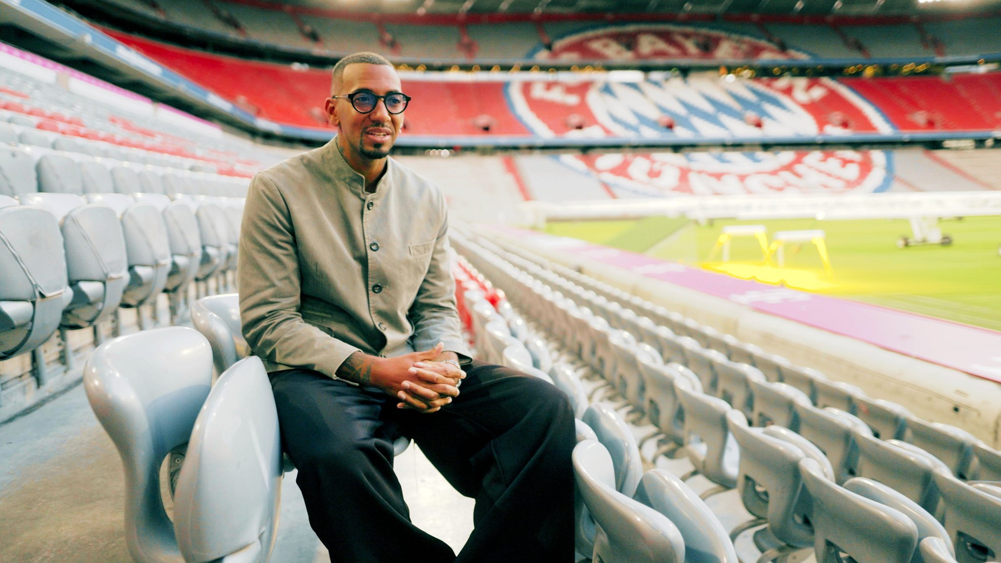 Für eine ARD-Dokuserie kehrt der Ex-Bayern-Spieler ins Stadion zurück. Eine Hospitanz als Trainer dort scheiterte aber nach Fanprotesten zuletzt.