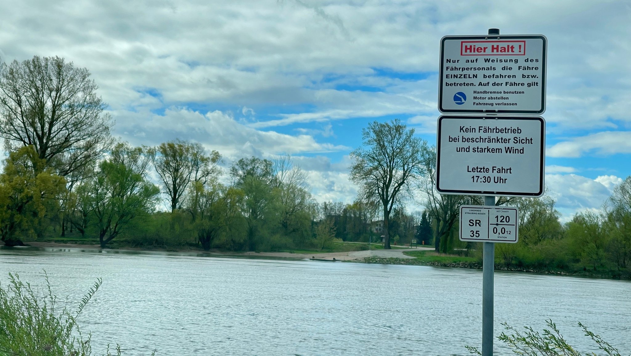 Die "schwimmende Kreisstraße" SR 35 zwischen Stephansposching und Mariaposching.