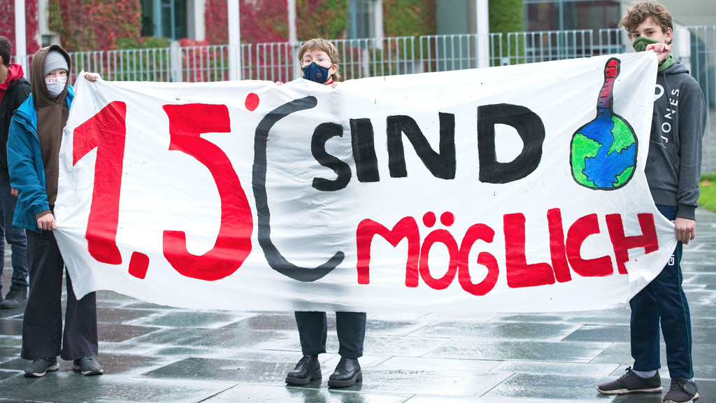 Anhänger der Klimabewegung "Fridays for Future" im Oktober 2020 in Berlin mit einem Transparent mit der Aufschrift: "1,5 Grad sind möglich".
