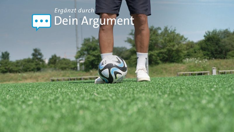 Eine Person, bis zu den Knien sichtbar, steht auf Kunstrasen. Vor der Person liegt ein Fußball auf dem Rasen. | Bild: BR Eine Person, bis zu den Knien sichtbar, steht auf Kunstrasen. Vor der Person liegt ein Fußball auf dem Rasen.