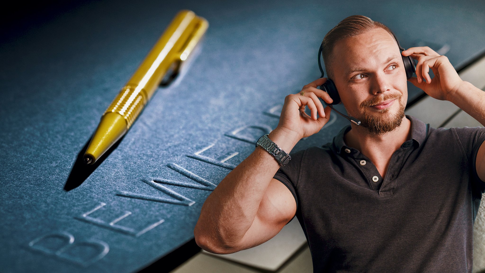 Headhunter Marco, wie er sich ein Headset aufsetzt, im Hintergrund sind eine Bewerbermappe und ein Stift zu sehen.