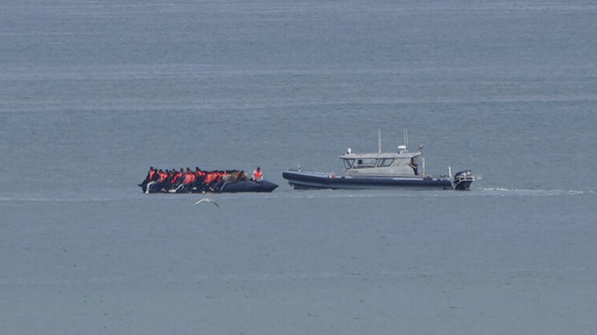 Archivbild: Ein Boot mit mutmaßlichen Migranten wird von einem Schiff der französischen Gendarmerie Nationale vor dem Strand von Wimereux eskortiert. Ein Boot mit Migranten an Bord zerschellte am Dienstag, 03.09, im Ärmelkanal, als sie versuchten, von Nordfrankreich nach Großbritannien zu gelangen.