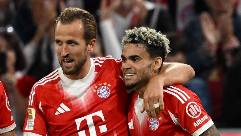 22.08.2025, Bayern, München: Fußball: Bundesliga, Bayern München - RB Leipzig, 1. Spieltag, Allianz Arena. Harry Kane (M, Bayern München) jubelt mit Josip Stanisic (l, Bayern München) und Luis Diaz (Bayern München) über sein Tor zum 5:0. WICHTIGER HINWEIS: Gemäß den Vorgaben der DFL Deutsche Fußball Liga bzw. des DFB Deutscher Fußball-Bund ist es untersagt, in dem Stadion und/oder vom Spiel angefertigte Fotoaufnahmen in Form von Sequenzbildern und/oder videoähnlichen Fotostrecken zu verwerten bzw. verwerten zu lassen. Foto: Sven Hoppe/dpa +++ dpa-Bildfunk +++ | Bild: dpa-Bildfunk/Sven Hoppe 22.08.2025, Bayern, München: Fußball: Bundesliga, Bayern München - RB Leipzig, 1. Spieltag, Allianz Arena. Harry Kane (M, Bayern München) jubelt mit Josip Stanisic (l, Bayern München) und Luis Diaz (Bayern München) über sein Tor zum 5:0. WICHTIGER HINWEIS: Gemäß den Vorgaben der DFL Deutsche Fußball Liga bzw. des DFB Deutscher Fußball-Bund ist es untersagt, in dem Stadion und/oder vom Spiel angefertigte Fotoaufnahmen in Form von Sequenzbildern und/oder videoähnlichen Fotostrecken zu verwerten bzw. verwerten zu lassen. Foto: Sven Hoppe/dpa +++ dpa-Bildfunk +++