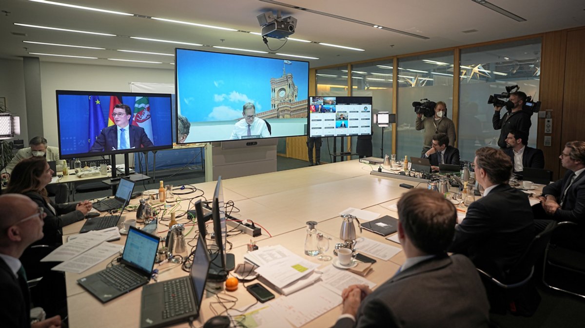 Berlin: Hendrik Wüst (CDU), Ministerpräsident von Nordrhein-Westfalen spricht zu Beginn der Ministerpräsidentenkonferenz in einer Videokonferenz.