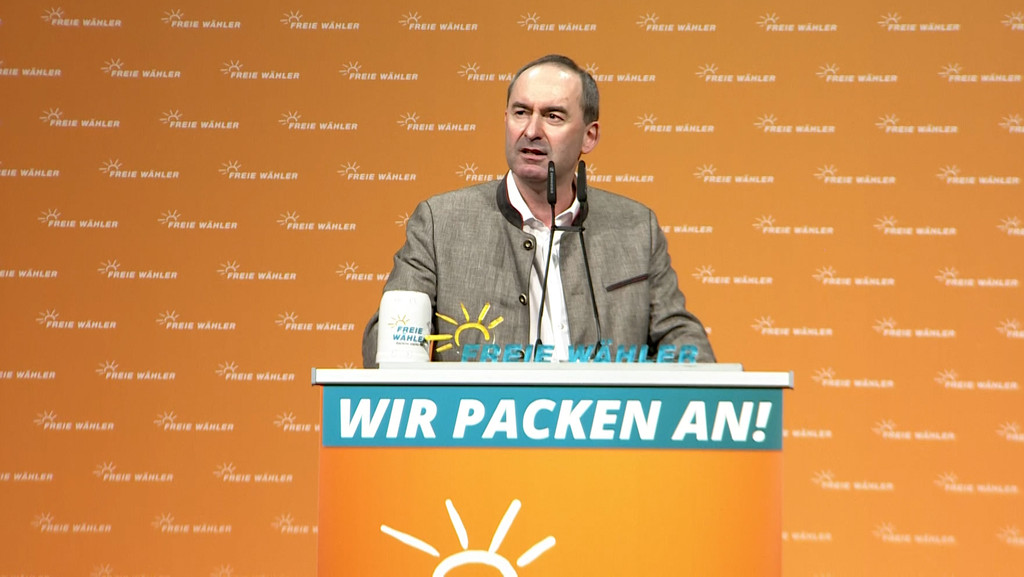 Aiwanger: Fachkräftemangel in der Bundesregierung und grüne Waldarbeiter auf der Suche nach essbaren Insekten. | Bild: BR Aiwanger: Fachkräftemangel in der Bundesregierung und grüne Waldarbeiter auf der Suche nach essbaren Insekten.