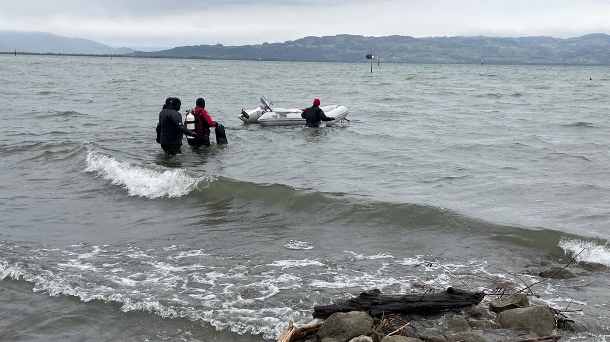 Die Taucharchäologen untersuchen seit drei Jahren die rätselhaften Steinhügel im Bodensee.