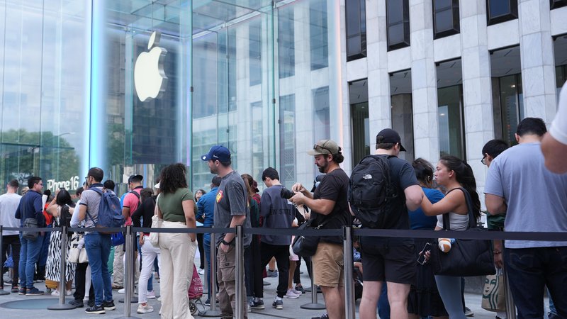 Schlange vor Apple-Store in New York | Bild: picture alliance / Lokman Vural Elibol Schlange vor Apple-Store in New York