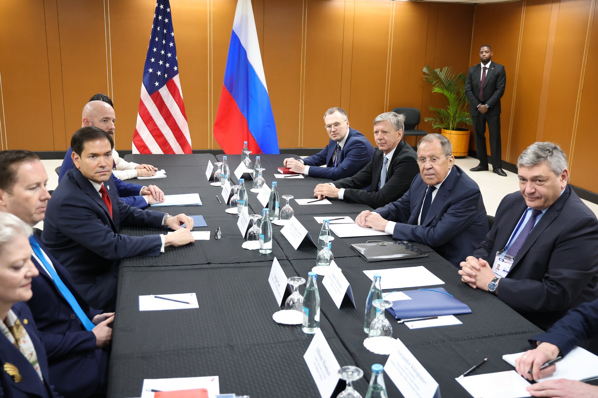 Sergei Lavrov und Marco Rubio im Gespräch | Bild: picture alliance / TASS | Russian Foreign Ministry Sergei Lavrov und Marco Rubio im Gespräch
