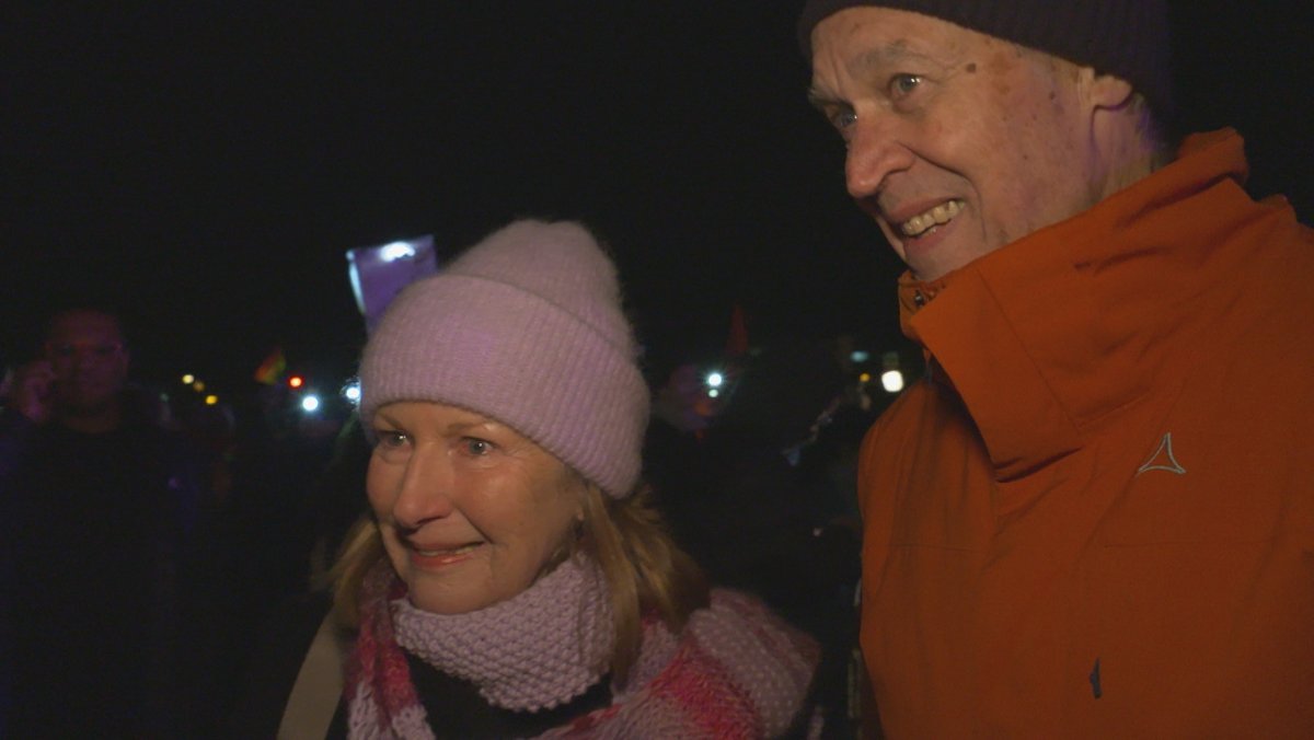 Monika und Andreas Bieberbach, ein Ehepaar aus München, stehen während der Demonstration "Lichtermeer" auf der Theresienwiese.
