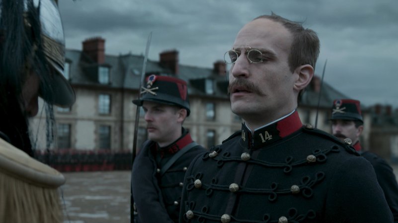 Alfred Dreyfus (Luis Garrell) soll als Spion arbeiten in "Intrige" (Filmszene).