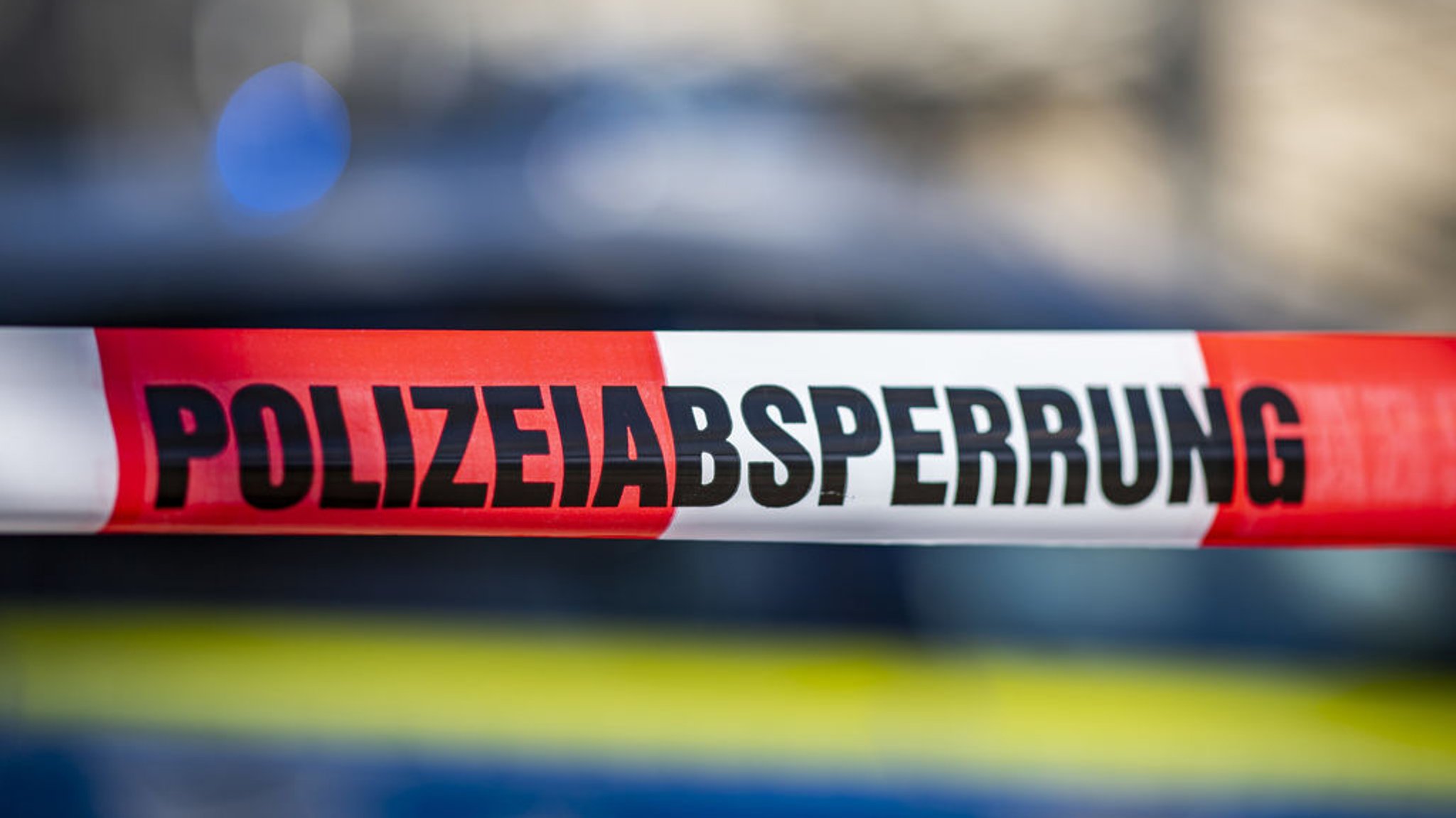 (Symbolbild) Eine Autofahrerin wollte in Schrobenhausen offenbar absichtlich eine Polizistin überfahren. 