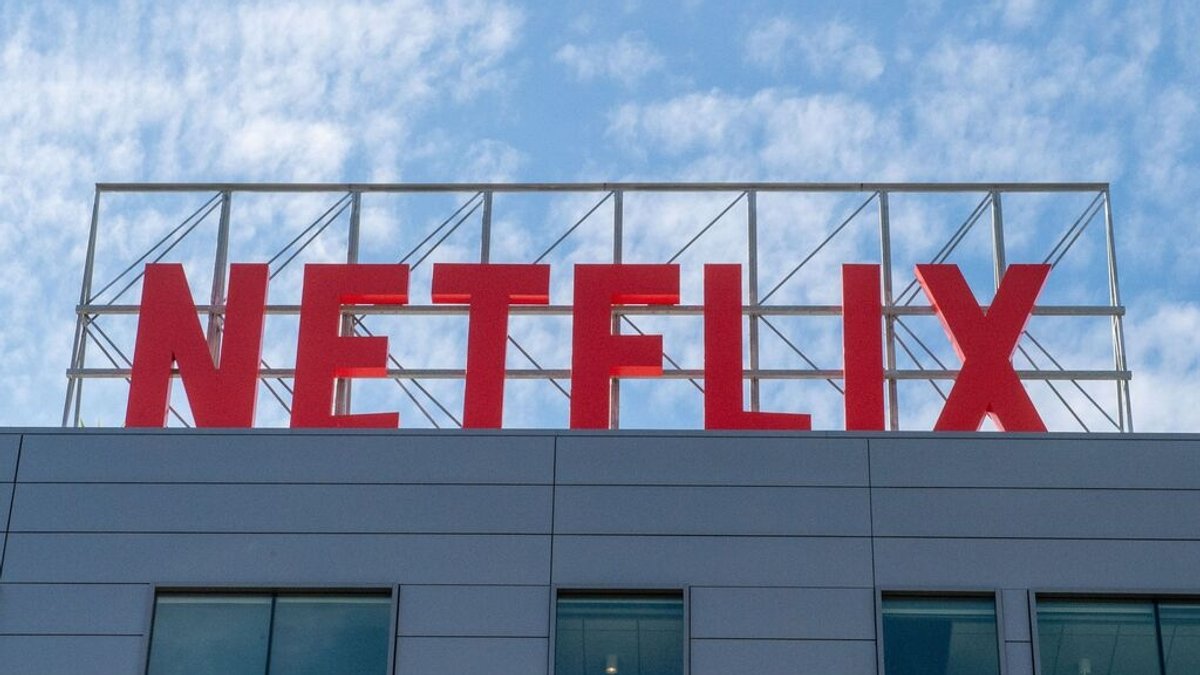 (Symbolbild) Das Logo von Netflix auf einem Gebäude