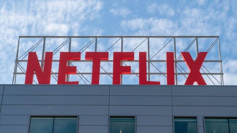 (Symbolbild) Das Logo von Netflix auf einem Gebäude | Bild: dpa-Bildfunk/Andrej Sokolow (Symbolbild) Das Logo von Netflix auf einem Gebäude