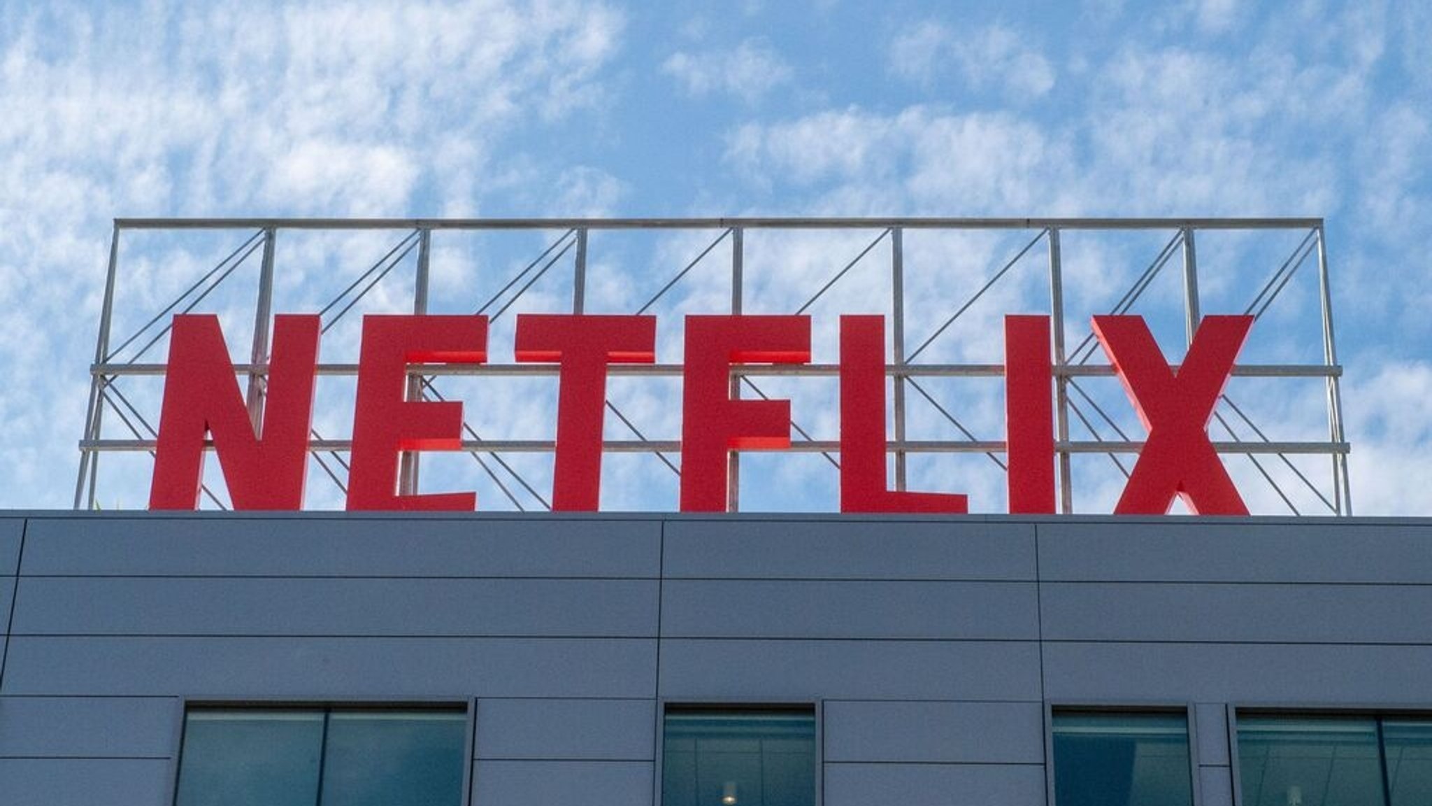 (Symbolbild) Das Logo von Netflix auf einem Gebäude