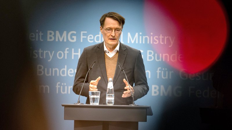 Der Gesetzentwurf der Koalition zur Krankenhausreform liegt auf dem Tisch. Laut Gesundheitsminister Lauterbach soll er nächste Woche vom Bundestag beschlossen werden. | Bild: dpa-Bildfunk/Fabian Sommer Der Gesetzentwurf der Koalition zur Krankenhausreform liegt auf dem Tisch. Laut Gesundheitsminister Lauterbach soll er nächste Woche vom Bundestag beschlossen werden.