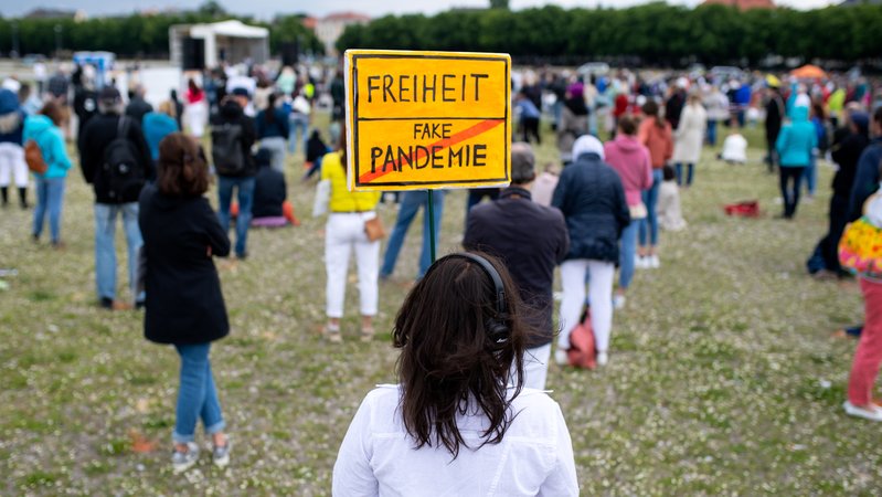 Teilnehmerin einer Demo gegen die Anti-Corona-Maßnahmen, aufgenommen am 30.05.20 auf der Theresienwiese in München.