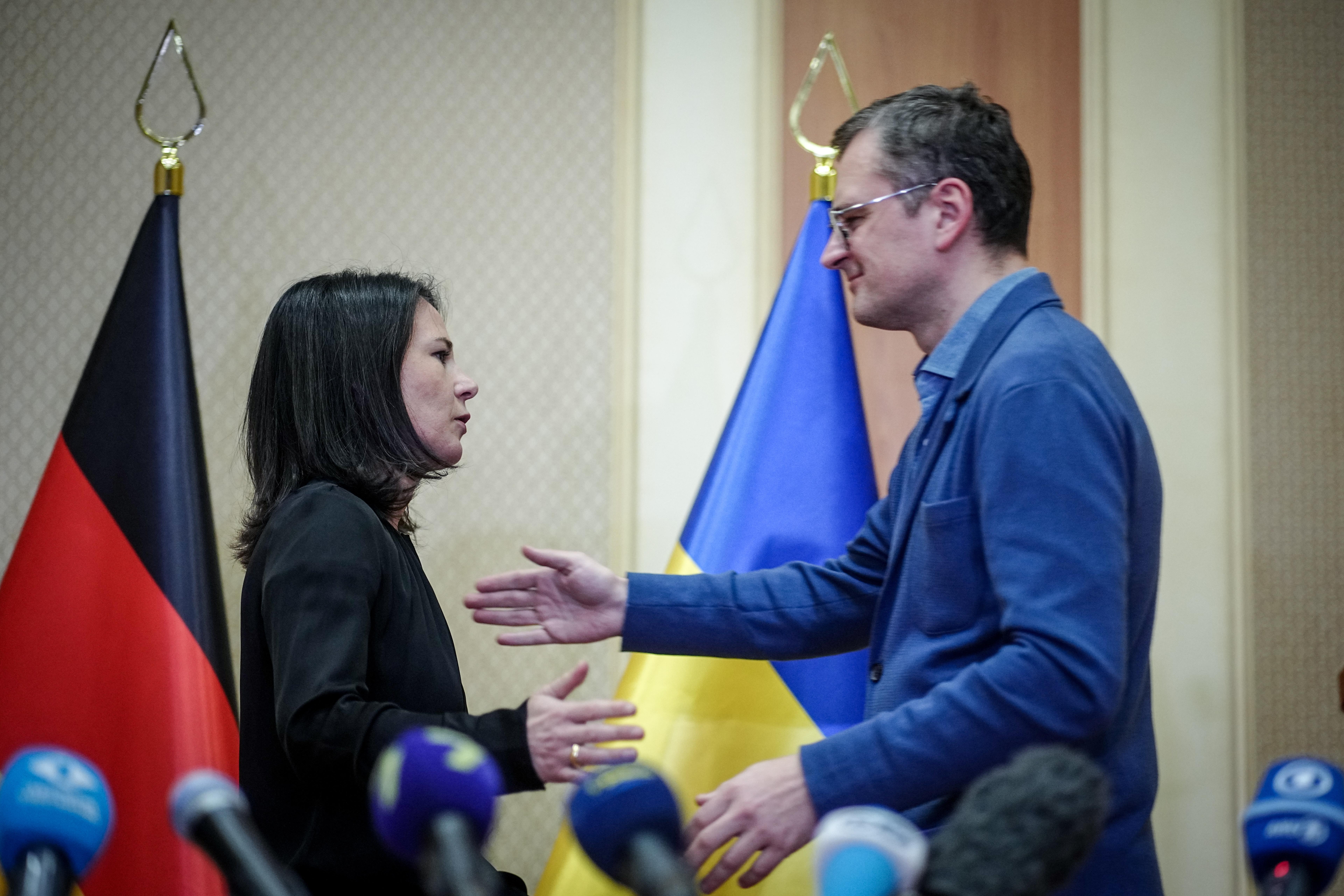Annalena Baerbock und der ukrainische Außenminister Dmytro Kuleba