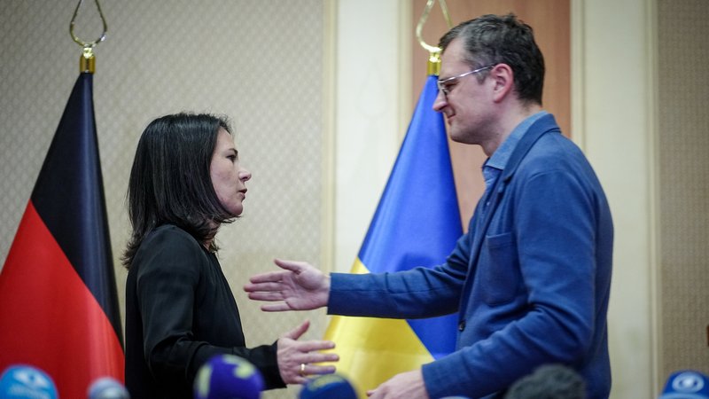 Annalena Baerbock und der ukrainische Außenminister Dmytro Kuleba | Bild: picture alliance/dpa | Kay Nietfeld Annalena Baerbock und der ukrainische Außenminister Dmytro Kuleba