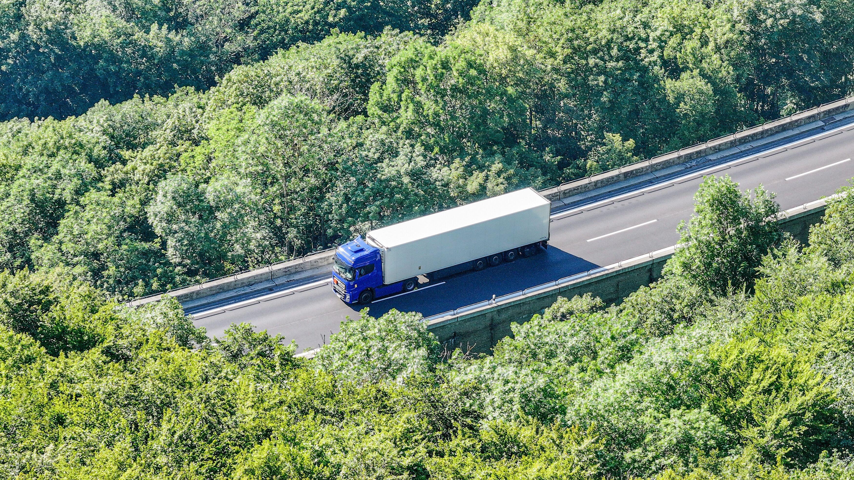 Der liegengebliebene Lkw auf der A8, von oben fotografiert. | Bild:picture alliance/dpa|Jason Tschepljakow