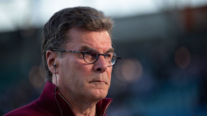 ARCHIV - 12.05.2023, Sachsen-Anhalt, Magdeburg: Fußball: 2. Bundesliga, 1. FC Magdeburg - 1. FC Nürnberg, 32. Spieltag, MDCC-Arena. Nürnbergs Trainer Dieter Hecking ist vor dem Spiel im Stadion. Hecking bittet wegen Kommentar zu Demonstrationen um Entschuldigung. (zu dpa: «FCN-Vorstand Hecking bittet um Entschuldigung für Demo-Kommentar») Foto: Swen Pförtner/dpa - WICHTIGER HINWEIS: Gemäß den Vorgaben der DFL Deutsche Fußball Liga bzw. des DFB Deutscher Fußball-Bund ist es untersagt, in dem Stadion und/oder vom Spiel angefertigte Fotoaufnahmen in Form von Sequenzbildern und/oder videoähnlichen Fotostrecken zu verwerten bzw. verwerten zu lassen. +++ dpa-Bildfunk +++ | Bild: dpa-Bildfunk/Swen Pförtner ARCHIV - 12.05.2023, Sachsen-Anhalt, Magdeburg: Fußball: 2. Bundesliga, 1. FC Magdeburg - 1. FC Nürnberg, 32. Spieltag, MDCC-Arena. Nürnbergs Trainer Dieter Hecking ist vor dem Spiel im Stadion. Hecking bittet wegen Kommentar zu Demonstrationen um Entschuldigung. (zu dpa: «FCN-Vorstand Hecking bittet um Entschuldigung für Demo-Kommentar») Foto: Swen Pförtner/dpa - WICHTIGER HINWEIS: Gemäß den Vorgaben der DFL Deutsche Fußball Liga bzw. des DFB Deutscher Fußball-Bund ist es untersagt, in dem Stadion und/oder vom Spiel angefertigte Fotoaufnahmen in Form von Sequenzbildern und/oder videoähnlichen Fotostrecken zu verwerten bzw. verwerten zu lassen. +++ dpa-Bildfunk +++