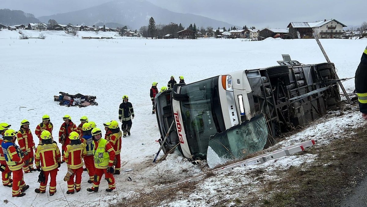 Auf dem Weg in den Skiurlaub - Dutzende Verletzte bei Busunfall