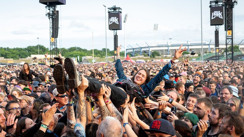 Eine Zuschauerin wird beim Open-Air-Festival "Rock im Park" 2025 während eines Konzerts beim Crowd-Surfing auf Händen getragen. | Bild: dpa-Bildfunk/Daniel Karmann Eine Zuschauerin wird beim Open-Air-Festival "Rock im Park" 2025 während eines Konzerts beim Crowd-Surfing auf Händen getragen.