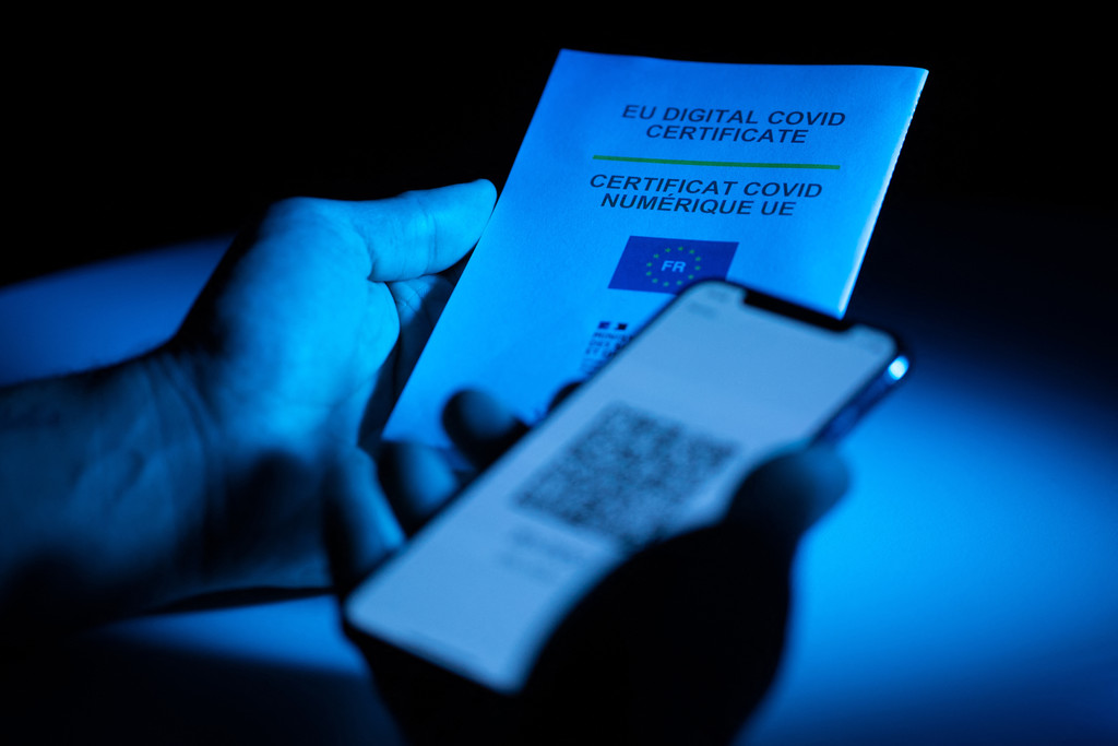 Das Covid-Zertifikat EU eröffnet Geimpften den Zugang zu Restaurants, Fitnessstudios oder Kinos. Auf Telegram bieten Betrüger Fälschungen an. 