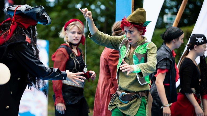 Generalprobe auf der Burghalde in Kempten: Peter Pan steht vor Captain Hook