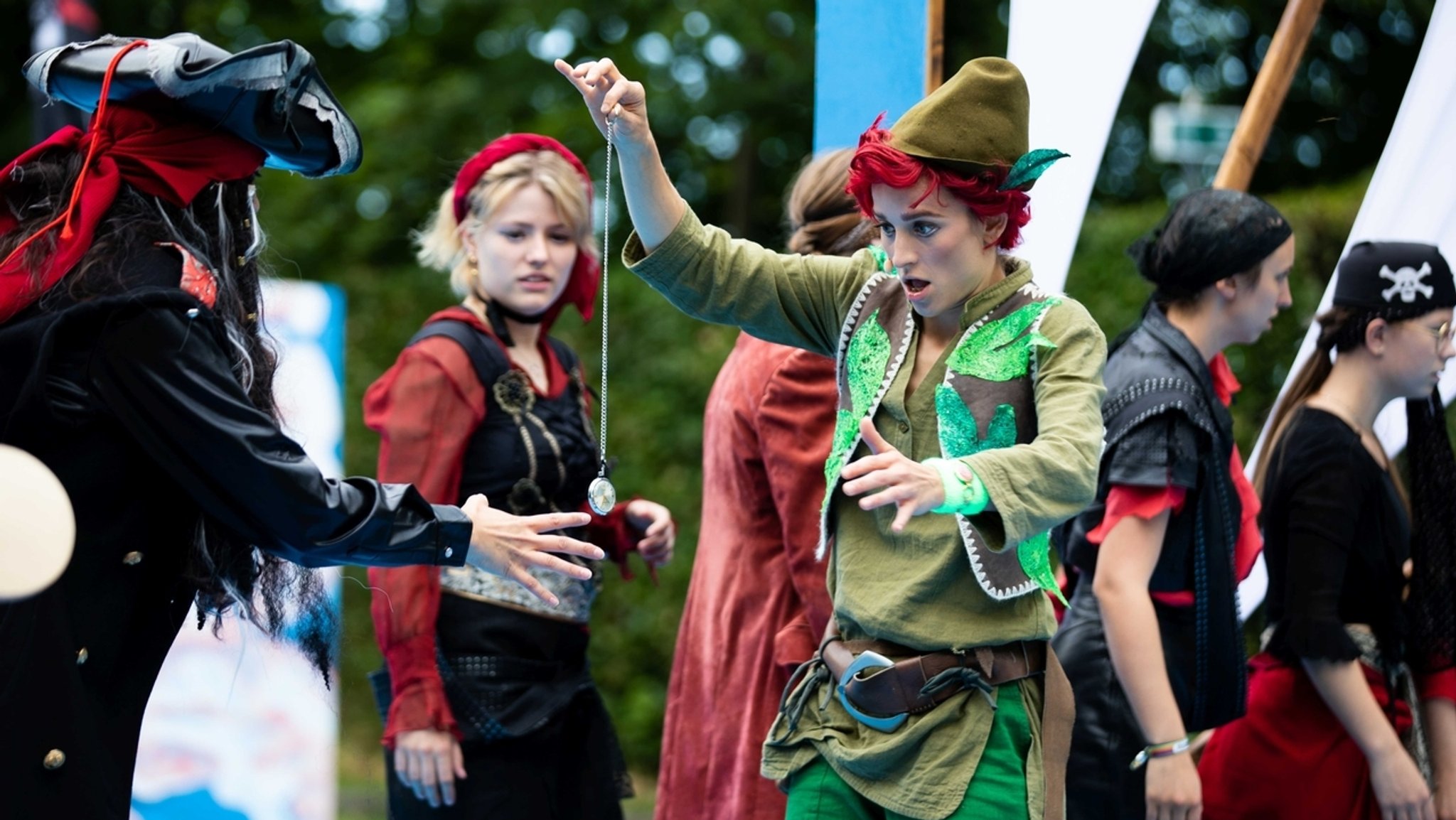 Generalprobe auf der Burghalde in Kempten: Peter Pan steht vor Captain Hook