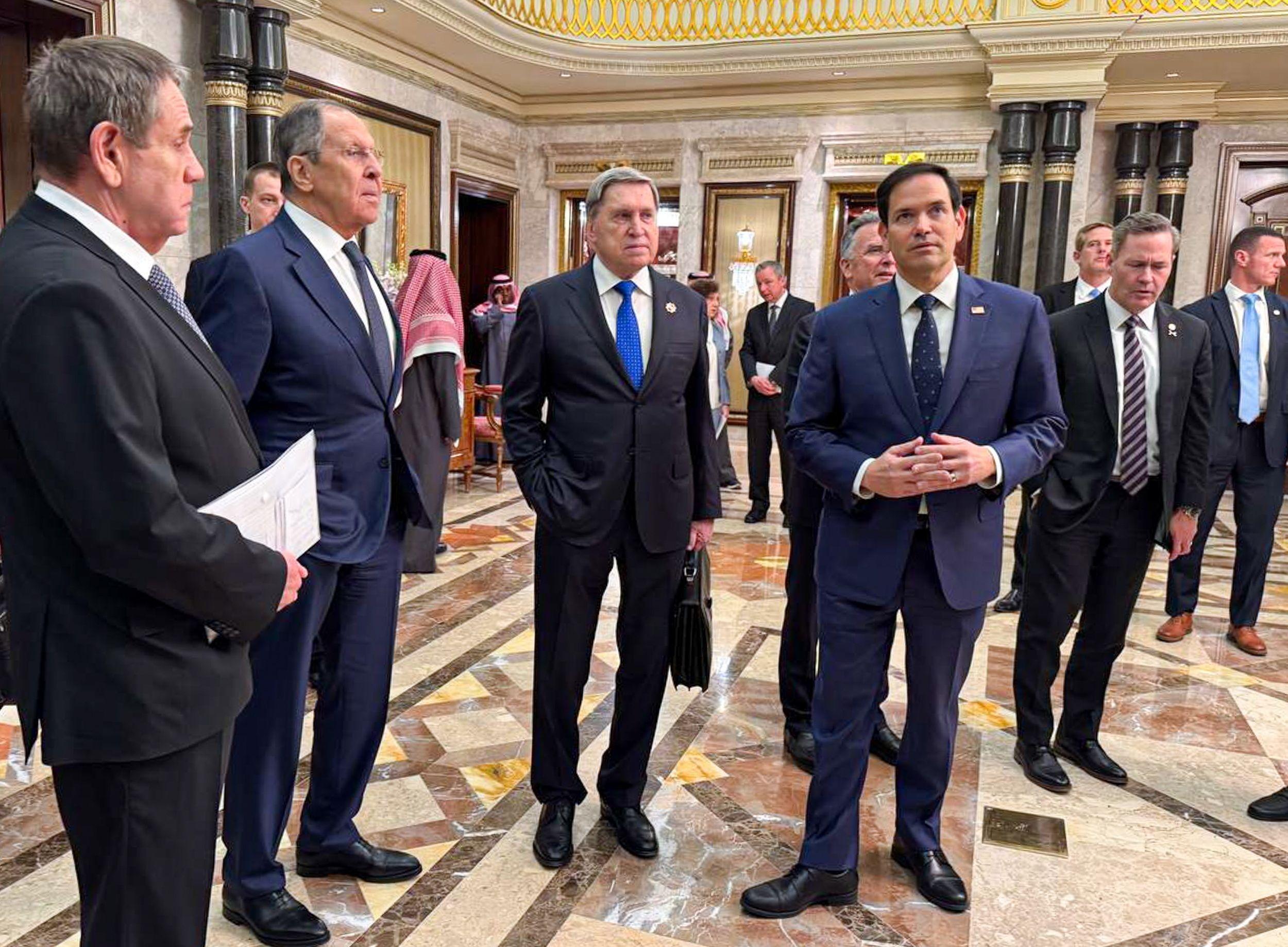 Der russische Außenminister Lawrow (zweiter von links) und US-Außenminister Marco Rubio (zweiter von rechts)