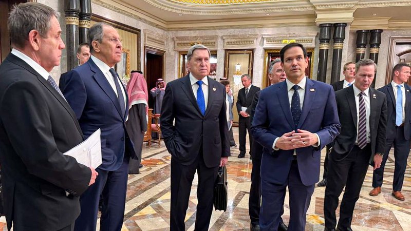 Der russische Außenminister Lawrow (zweiter von links) und US-Außenminister Marco Rubio (zweiter von rechts) | Bild: Russisches Außenministerium/Picture Alliance Der russische Außenminister Lawrow (zweiter von links) und US-Außenminister Marco Rubio (zweiter von rechts)