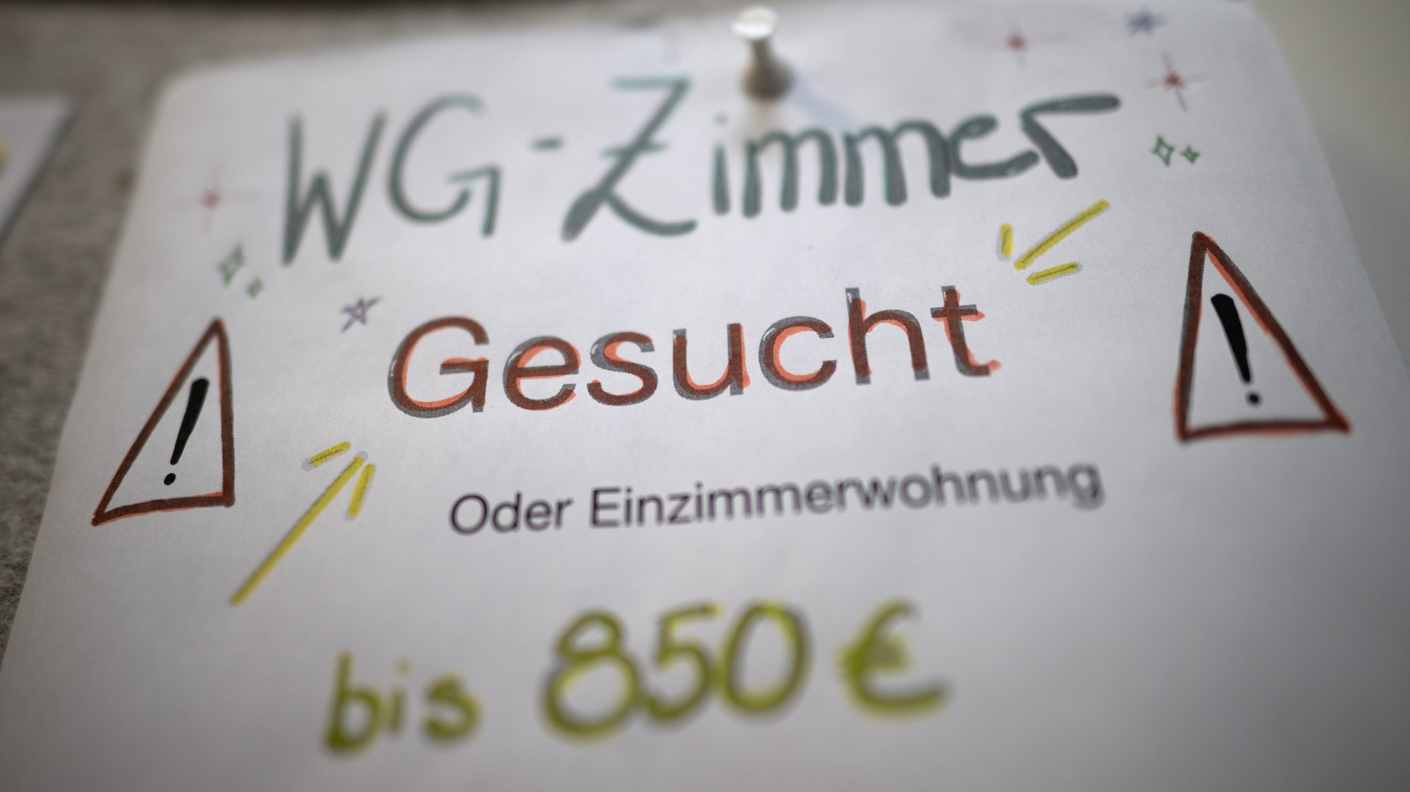 Aushang: WG-Zimmer gesucht oder Einzimmerwohnung bis 850 Euro