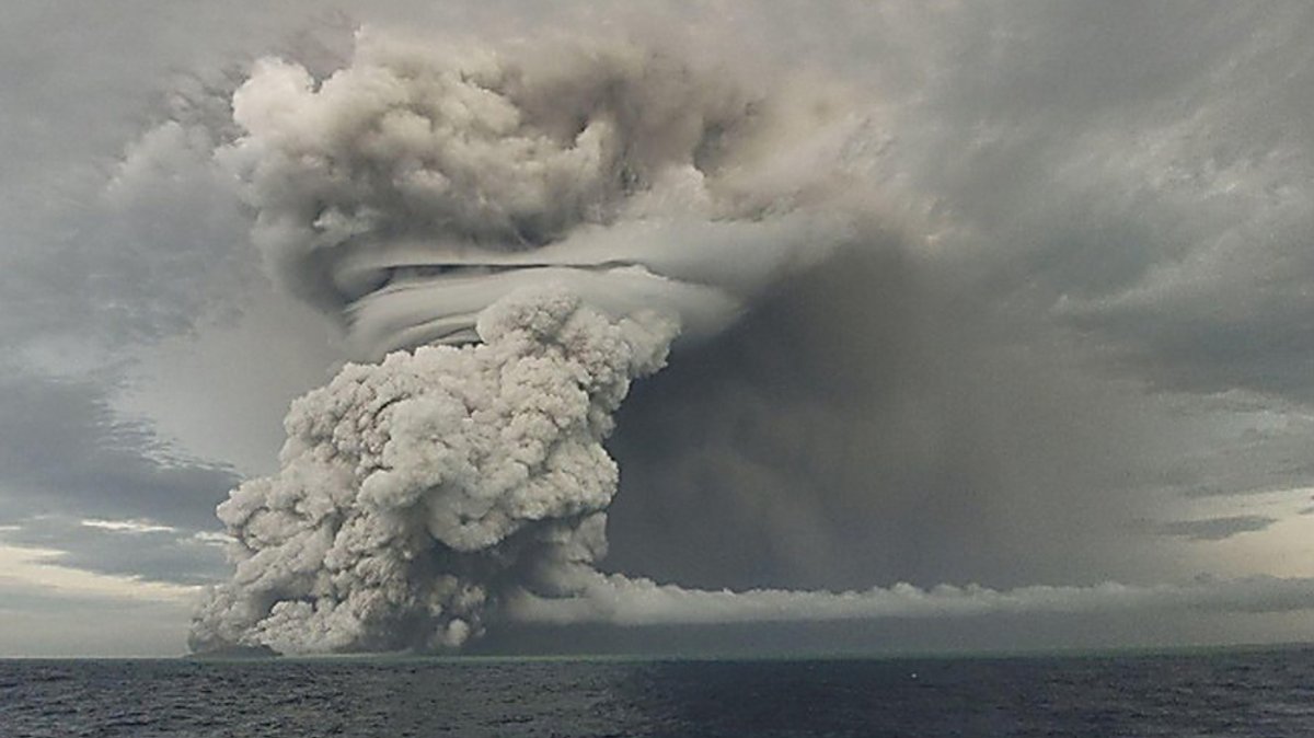  Tonga, Hunga Ha'apai: Über dem Vulkan Hunga Ha'apai steigt in nordöstlicher Richtung eine große Asche-, Dampf- und Gaswolke auf.