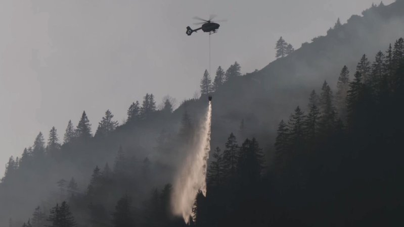 Ein Löschhubschrauber lässt am 7.3.2025 Wasser über dem Bergwald auf der Heißenplatte ab. | Bild: BR Ein Löschhubschrauber lässt am 7.3.2025 Wasser über dem Bergwald auf der Heißenplatte ab.