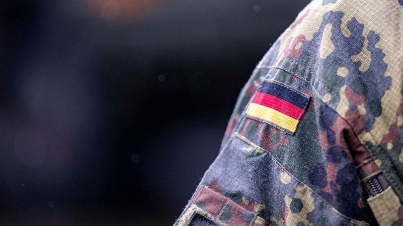 Einer der Täter soll ein Bundeswehr-Kostüm getragen haben. | Bild: dpa-Bildfunk/David Inderlied Einer der Täter soll ein Bundeswehr-Kostüm getragen haben.
