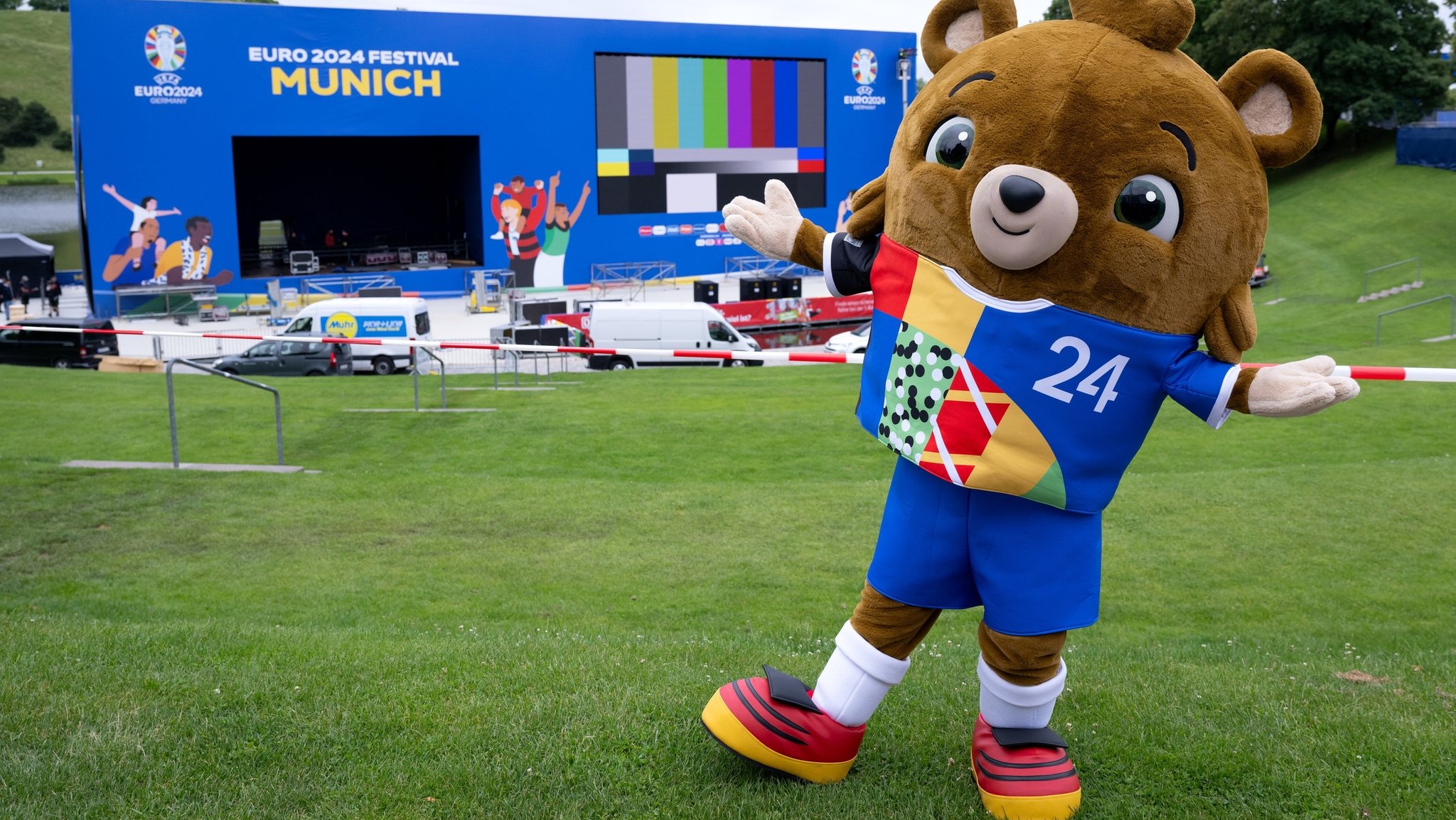 11.06.2024, Bayern, München: Albärt, das Maskottchen der Fußball-EM 2024, steht im Olympiapark vor einer Leinwand und einer Bühne für die Fan Zone. Am 14.06.2024 findet in der Fußball Arena München das Eröffnungsspiel der Fußball-Europameisterschaft statt. Die Fußball-EM findet vom 14. Juni bis 14. Juli statt. 