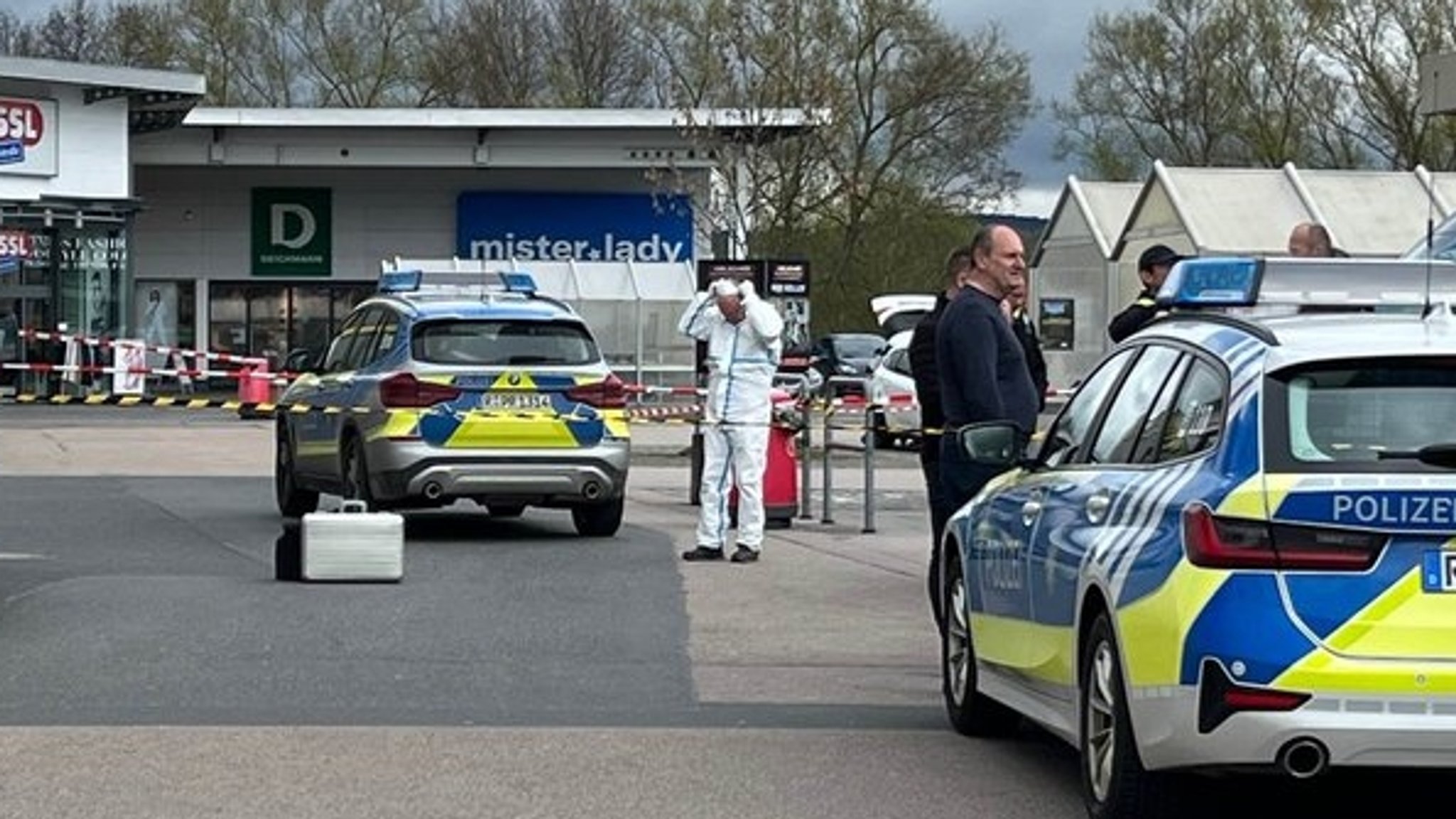 Die Polizei nach dem vorgetäuschten Überfall auf den Geldtransporter in Cham vor Ort