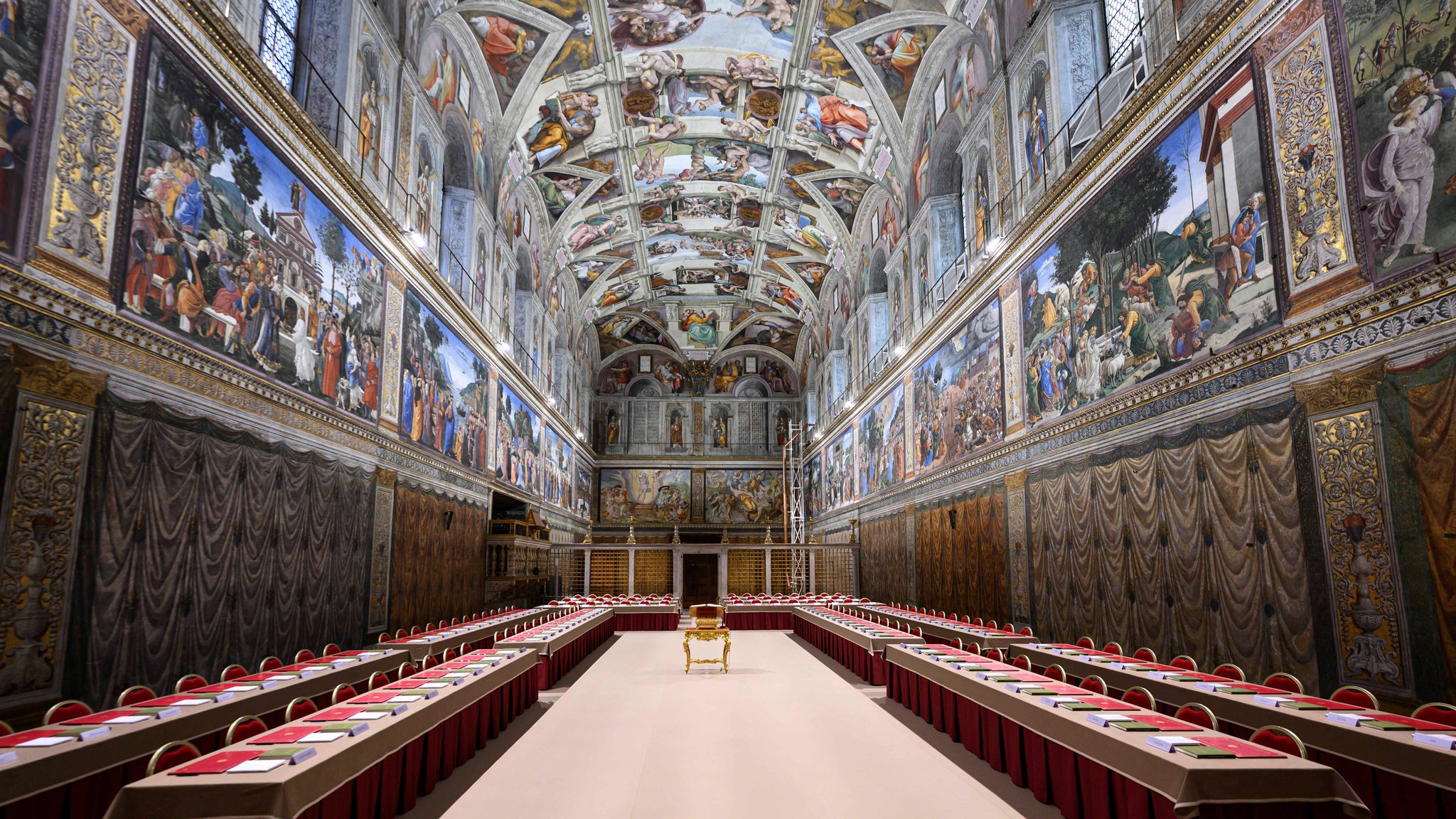 Die Sixtinische Kapelle vorbereitet für das Konklave zur Wahl des neuen Papstes