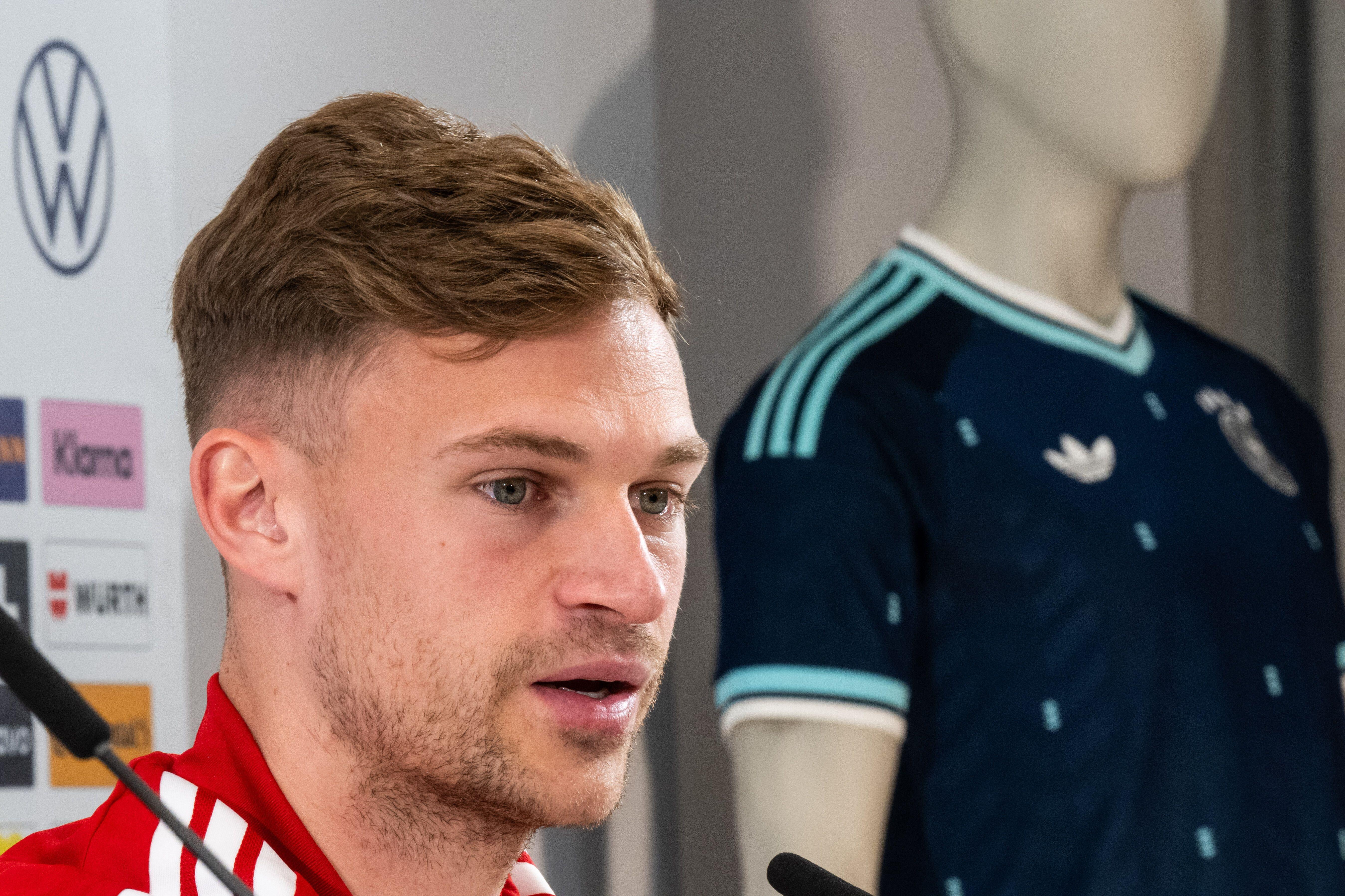 DFB-Kapitän Joshua Kimmich neben dem neuen Auswärtstrikot der Nationalmannschaft | Bild:picture-alliance/dpa