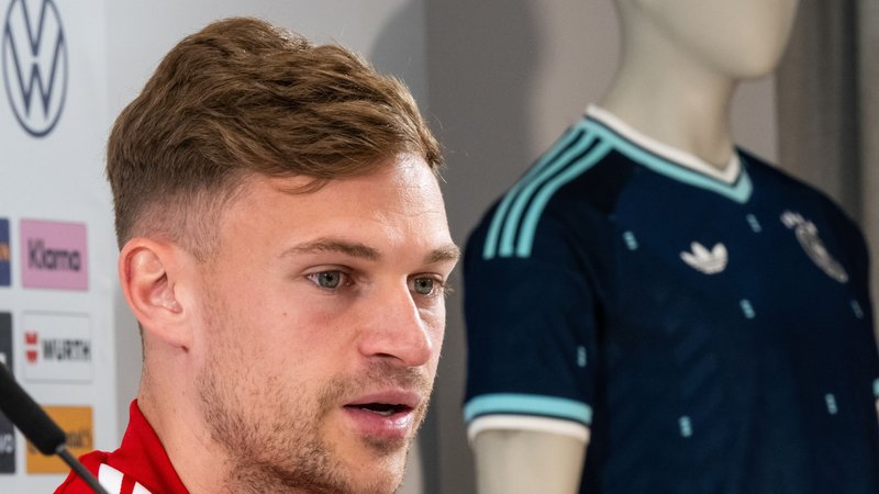 DFB-Kapitän Joshua Kimmich neben dem neuen Auswärtstrikot der Nationalmannschaft | Bild: picture-alliance/dpa DFB-Kapitän Joshua Kimmich neben dem neuen Auswärtstrikot der Nationalmannschaft
