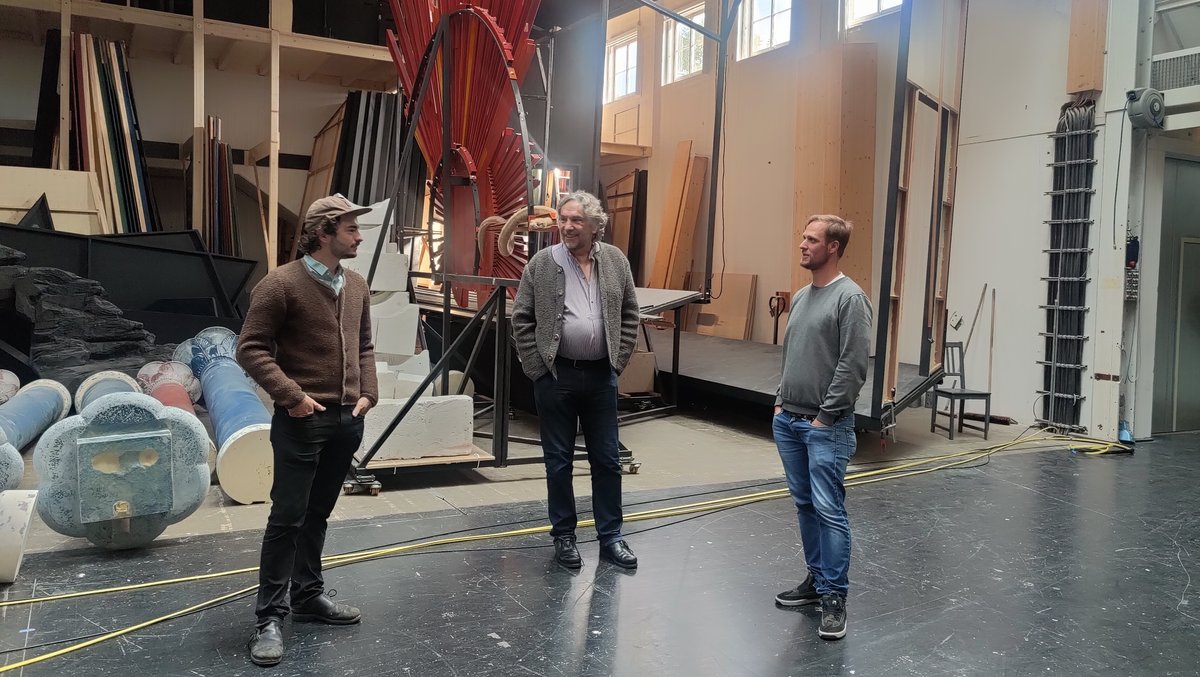 Regisseur Christian Stückl (Mitte) mit den Jesus-Darstellern Rochus Rückel (l.) und Frederik Mayet im Passionstheater