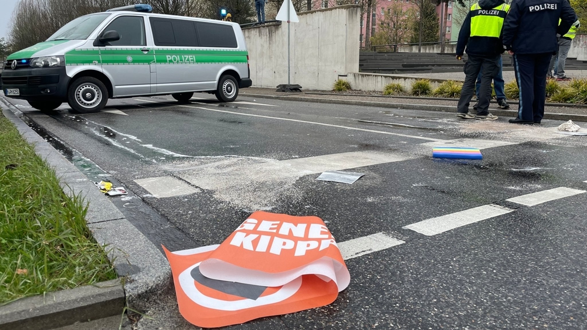 Nach einer Straßenblockade der Letzten Generation in München vom 17.4.23. Die Polizei ist vor Ort.