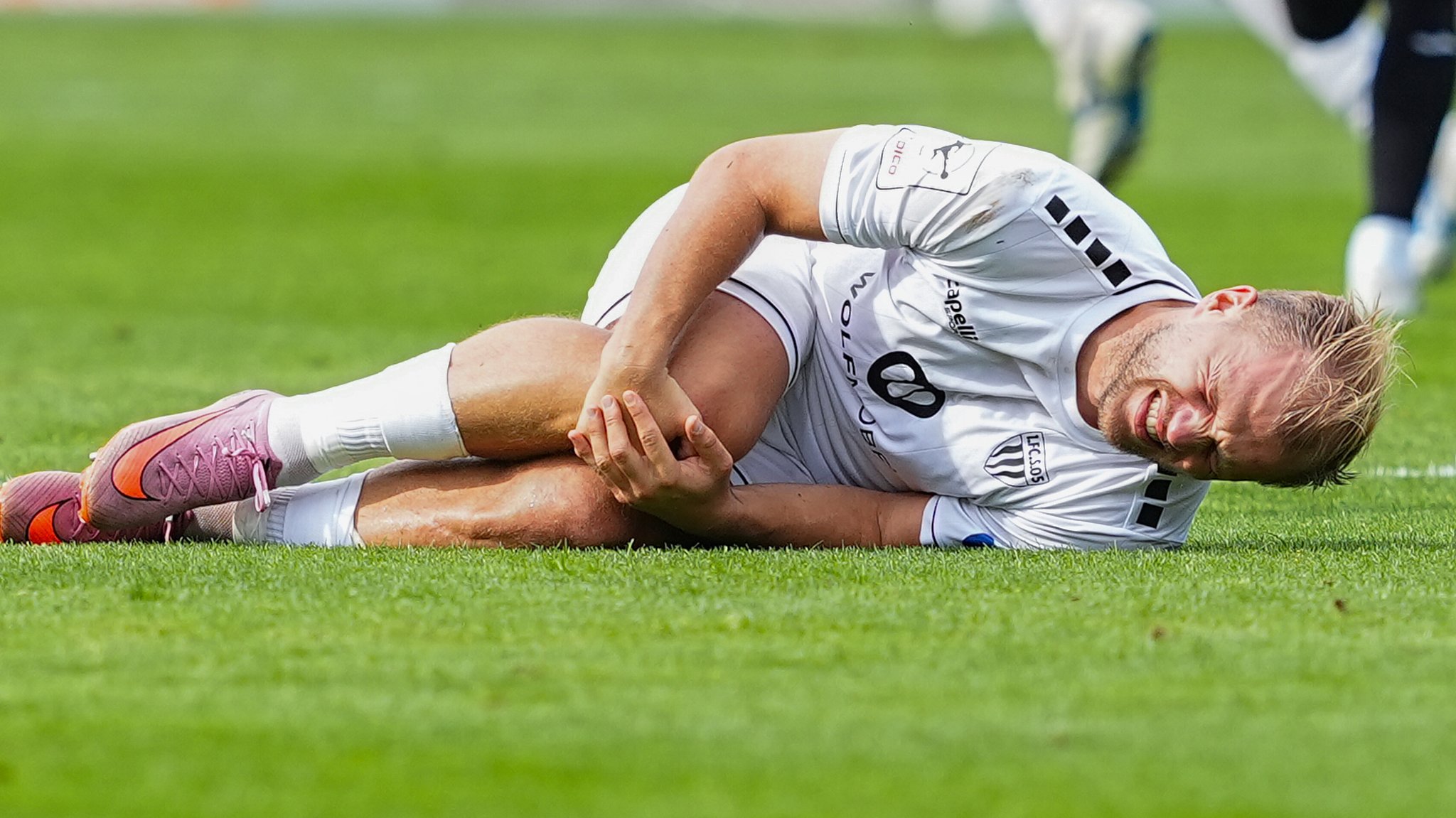 Johannes Geis liegt angeschlagen am Boden