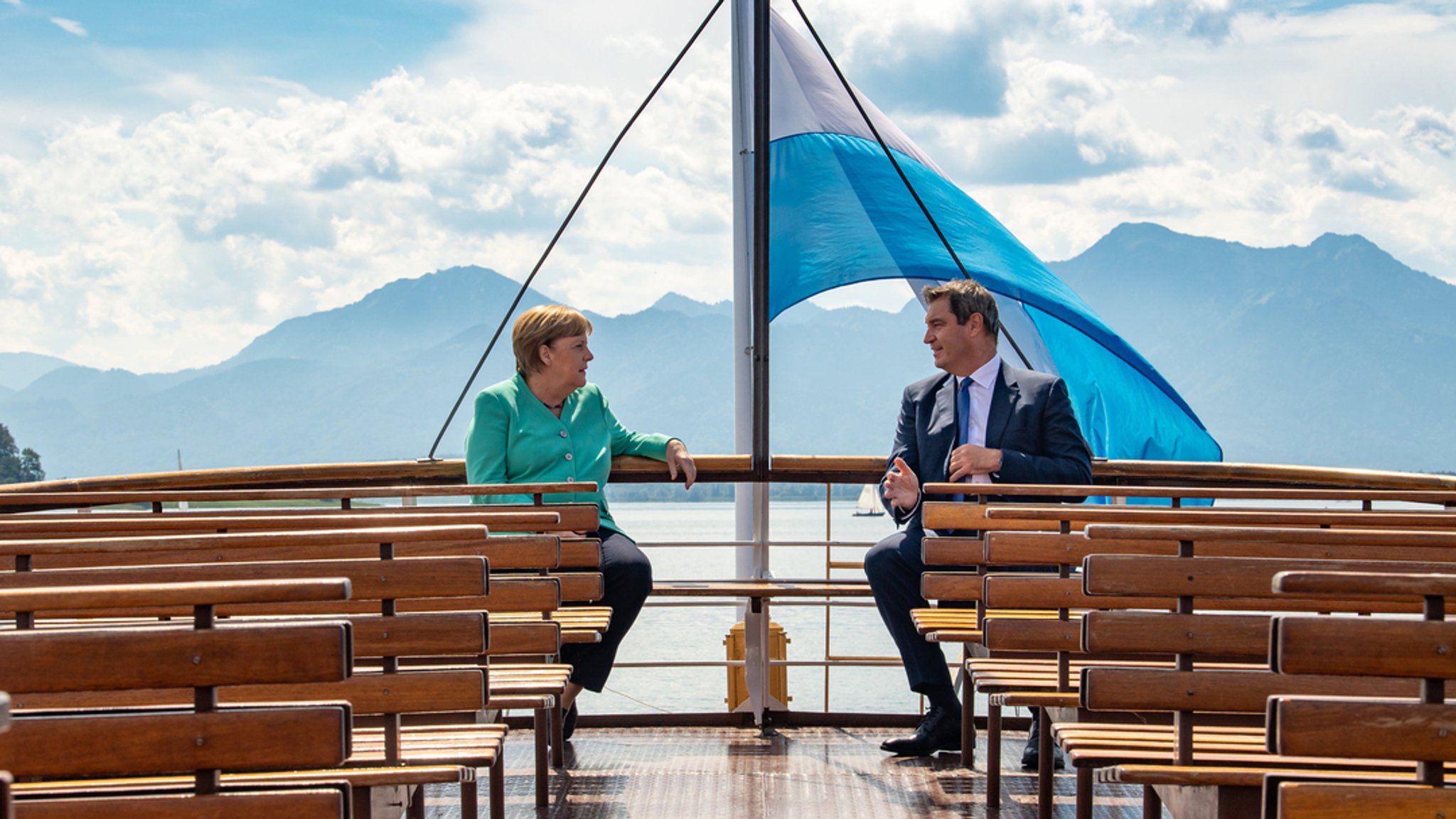 14.07.2020, Bayern, Prien Am Chiemsee: Markus Söder (CSU) und Angela Merkel (CDU) fahren gemeinsam auf die Insel Herrenchiemsee.